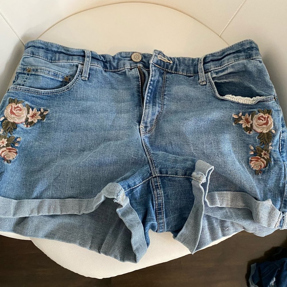 Reitmans Flower Embroidered Jean Shorts